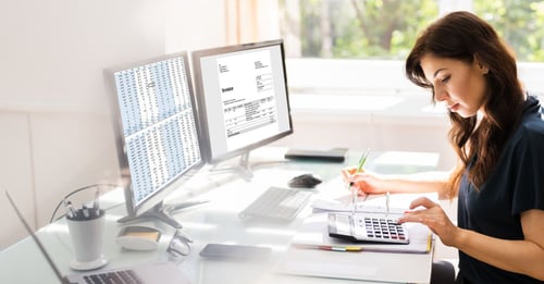 Mujer utilizando un programa de contabilidad en su ordenador