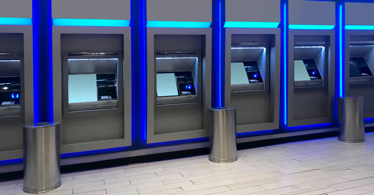 Flota de cajeros automáticos en un aeropuerto