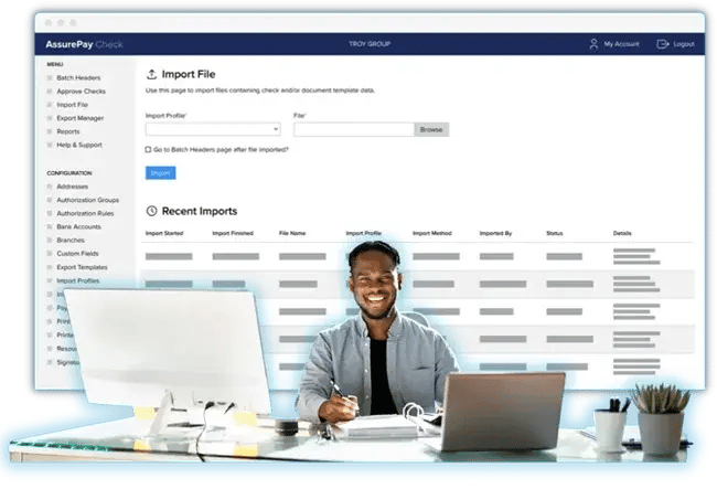 Pantalla del software AssurePay Check con un hombre en el escritorio