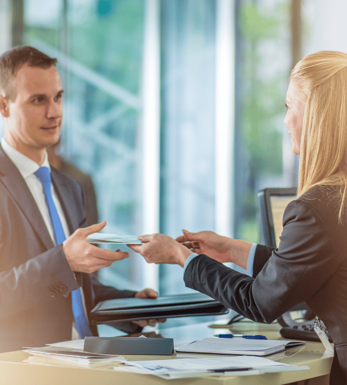 Cajero de banco entregando un cheque a un hombre