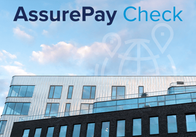 Logotipo de AssurePay Check colocado sobre un edificio educativo