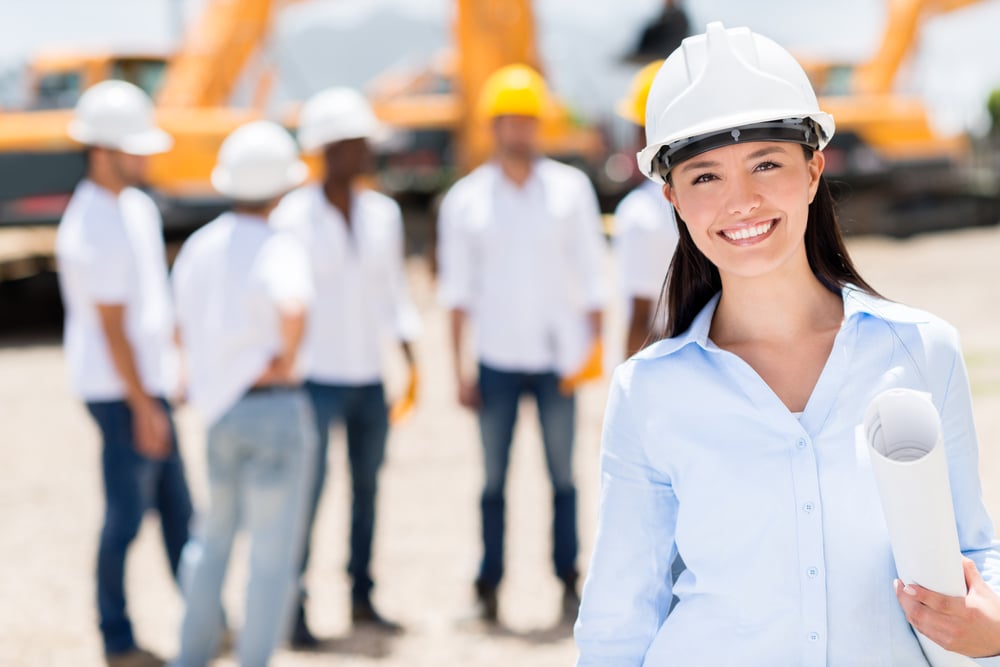 Arquitecta en una obra con cara de felicidad