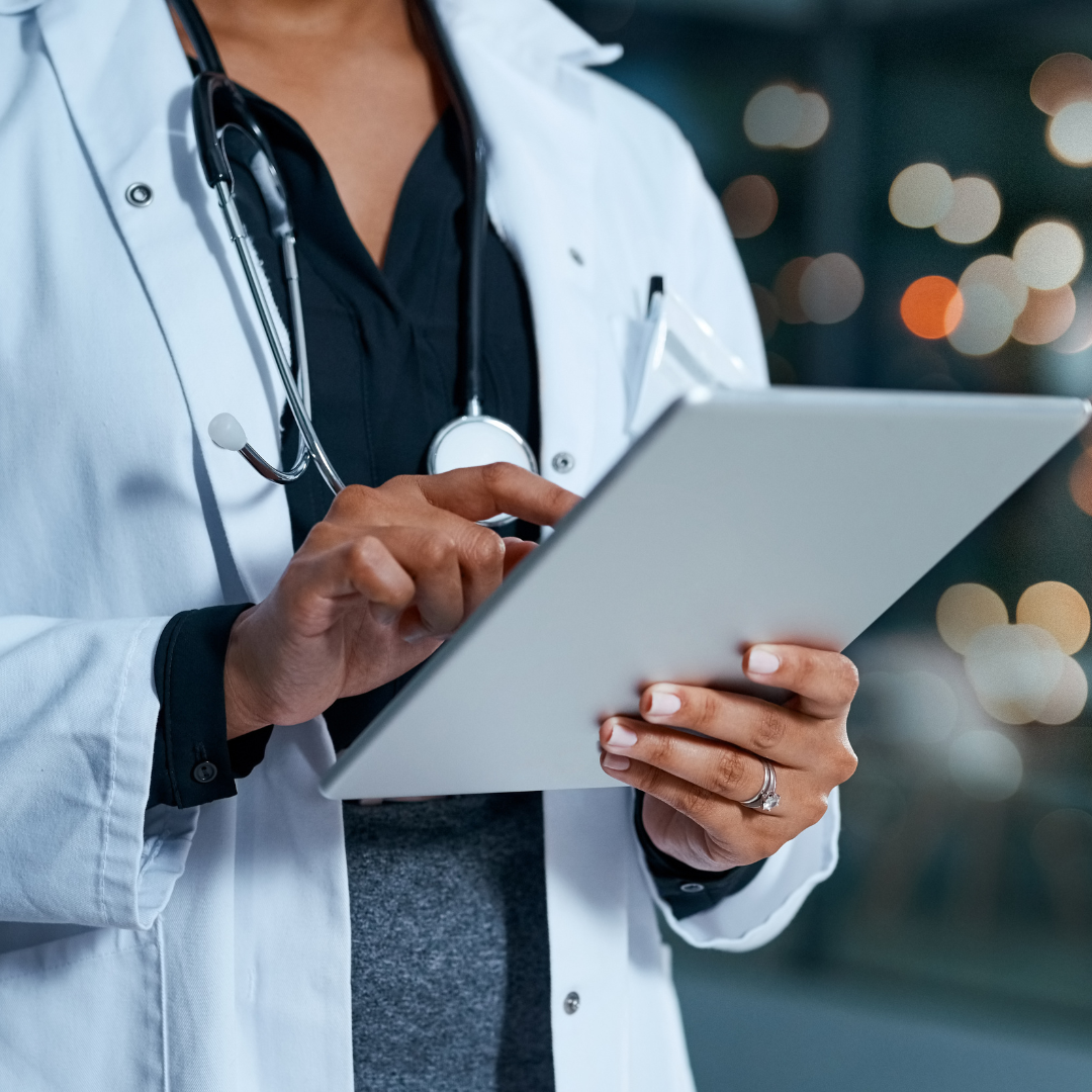 Médico que utiliza una tableta basada en la nube