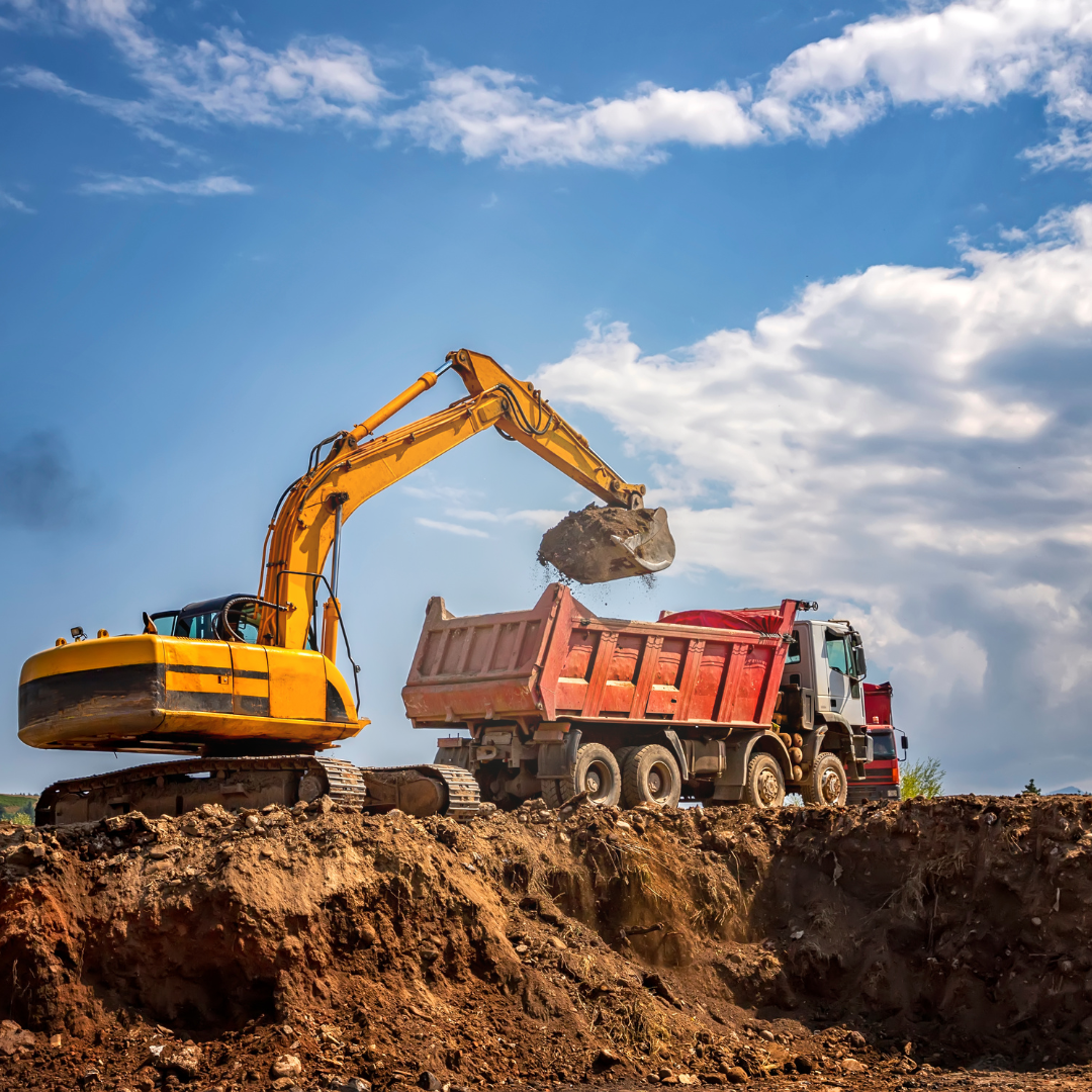 Vehículo de construcción cargando en un camión volquete 