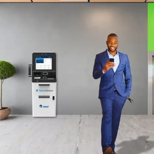 Hombre con traje azul alejándose del cajero automático TellerCentral 
