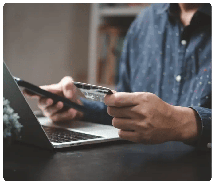 El hombre usa aplicaciones FinTech para su banca personal 