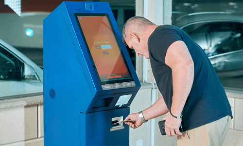 Hombre utilizando un autoservicio bancario azul copia