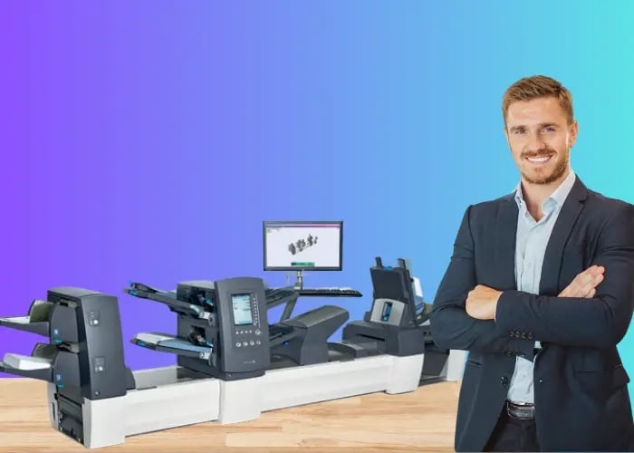 Hombre con máquina insertadora de carpetas Relay 8000