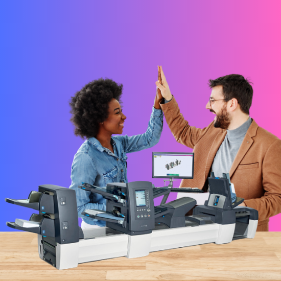 Gente Chocando los cinco detrás de una máquina insertadora de carpetas