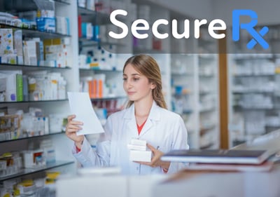 Un farmacéutico que atiende una receta de SecureRx 