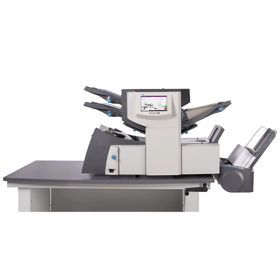 Máquina insertadora de carpetas Relay® de Pitney Bowes en un mostrador