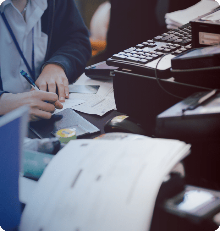 Mujer en el escritorio escribiendo información en un cheque