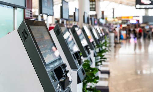 Máquinas de autoservicio en un aeropuerto