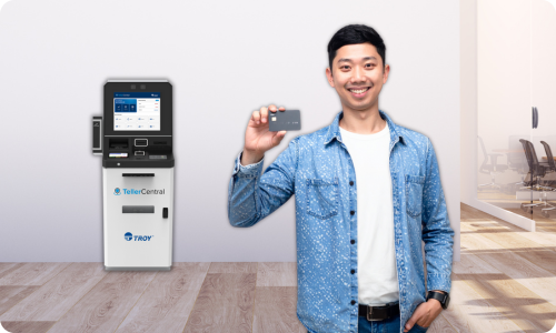 TellerCentral hombre con tarjeta bancaria