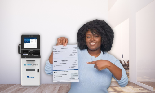 Una mujer utiliza un quiosco de autoservicio para imprimir un cheque de caja
