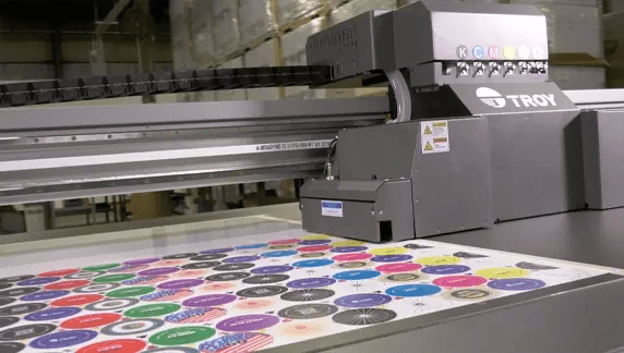 Impresión con impresora plana UV en tapones y cierres
