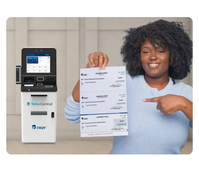 Mujer sosteniendo cheques delante de un autoservicio bancario