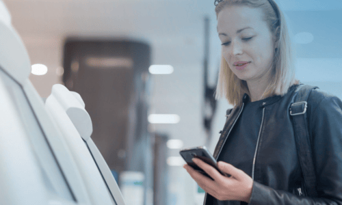 Mujer al teléfono utilizando una fotocopiadora de autoservicio