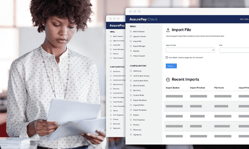 Mujer usando el software de cheques AssurePay