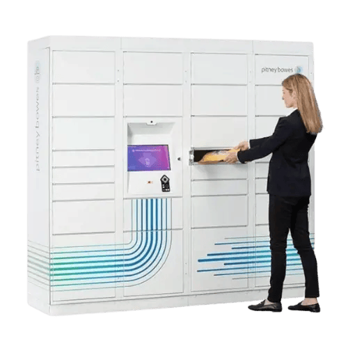 Mujer utilizando el servicio de paquetería inteligente ParcelPoint