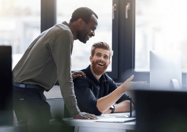 Hombres trabajando en una oficina manteniendo una apasionante conversación