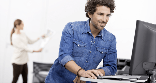 hombre con camisa azul usando ordenador0