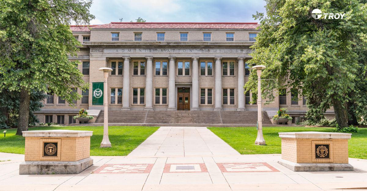 Edificio administrativo en el campus universitario 