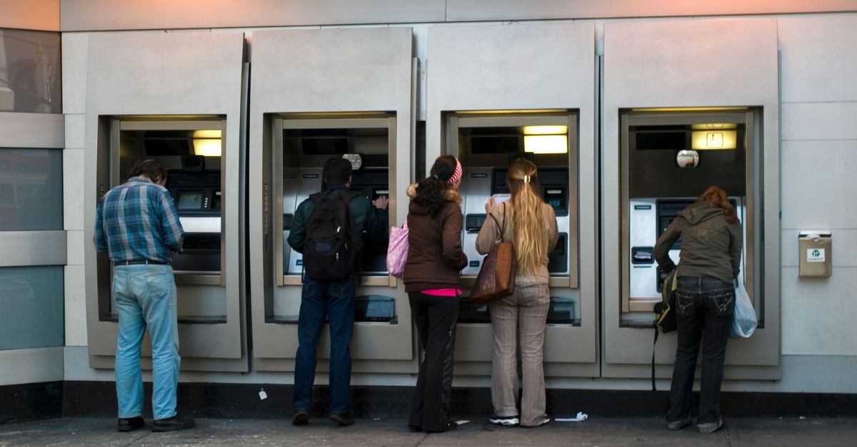 Personas que utilizan cajeros automáticos al aire libre 