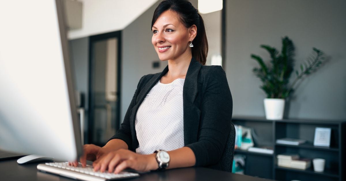 Mujer sonriente trabajando en un escritorio