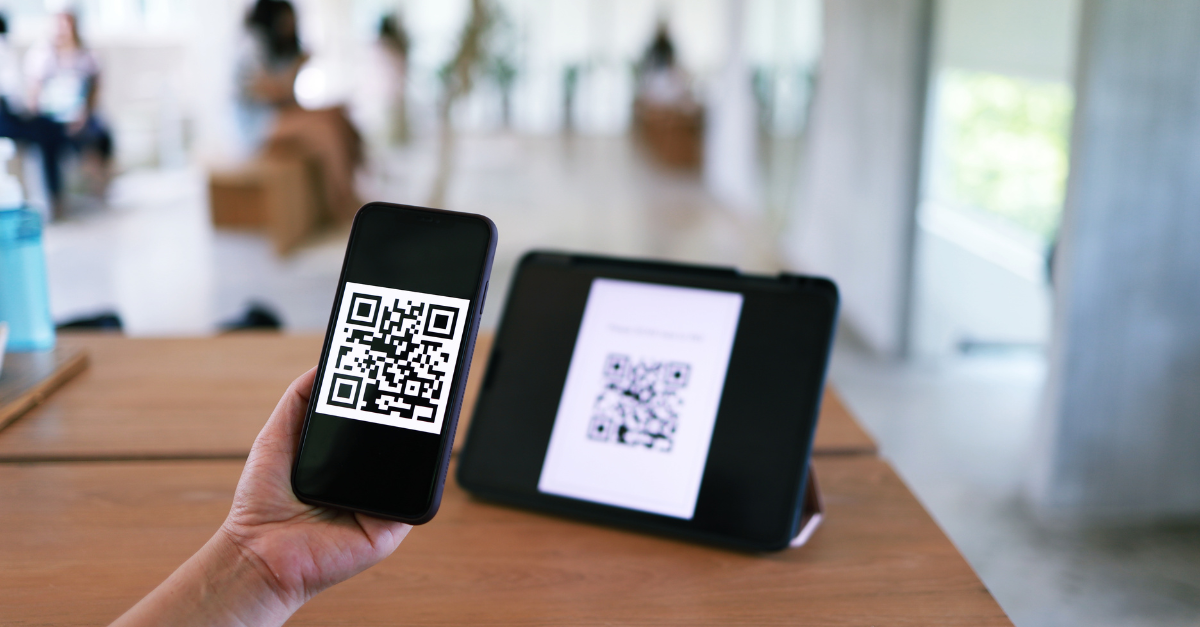 Persona utilizando código QR para escanear a través de iphone