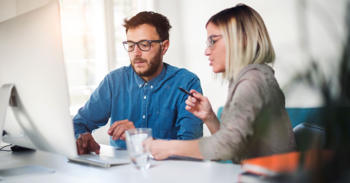 personas que trabajan desde la oficina