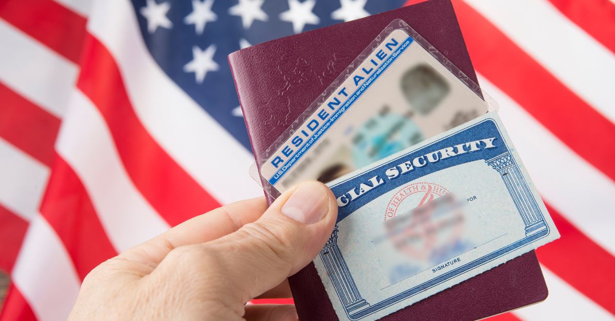 Tarjeta y carnet de la seguridad social delante de la bandera americana 