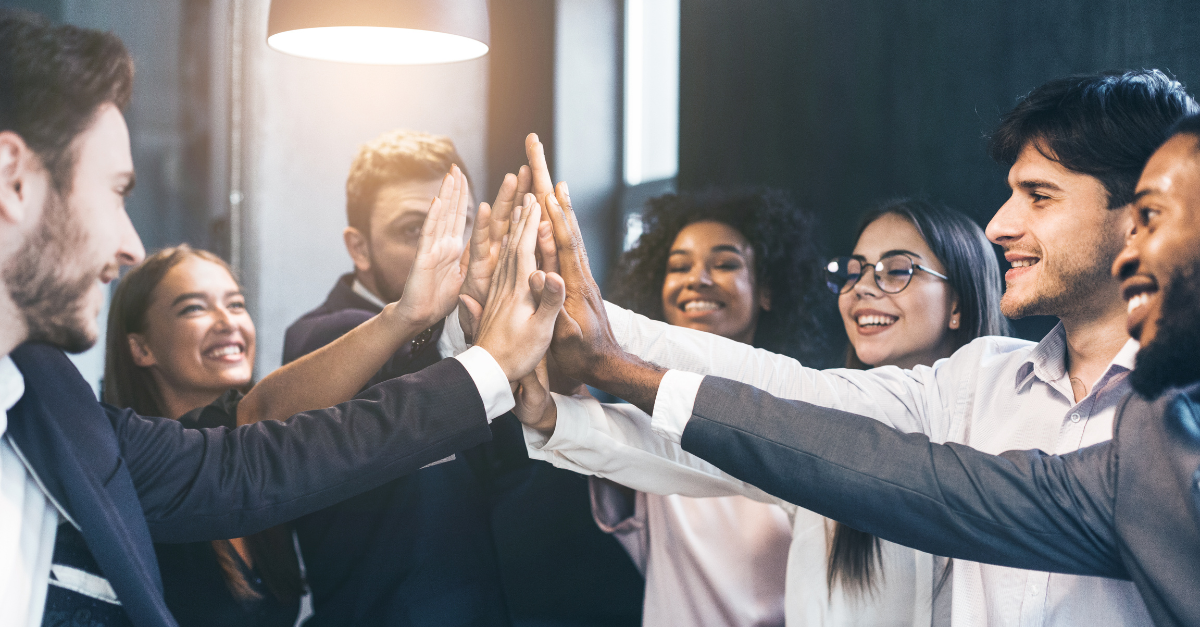 El equipo de la oficina lo celebra chocando los cinco