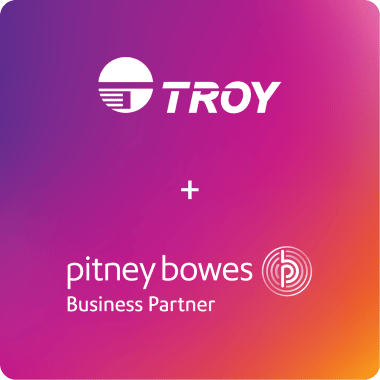 Logotipos de TROY y Pitney Bowes sobre fondo rosa 