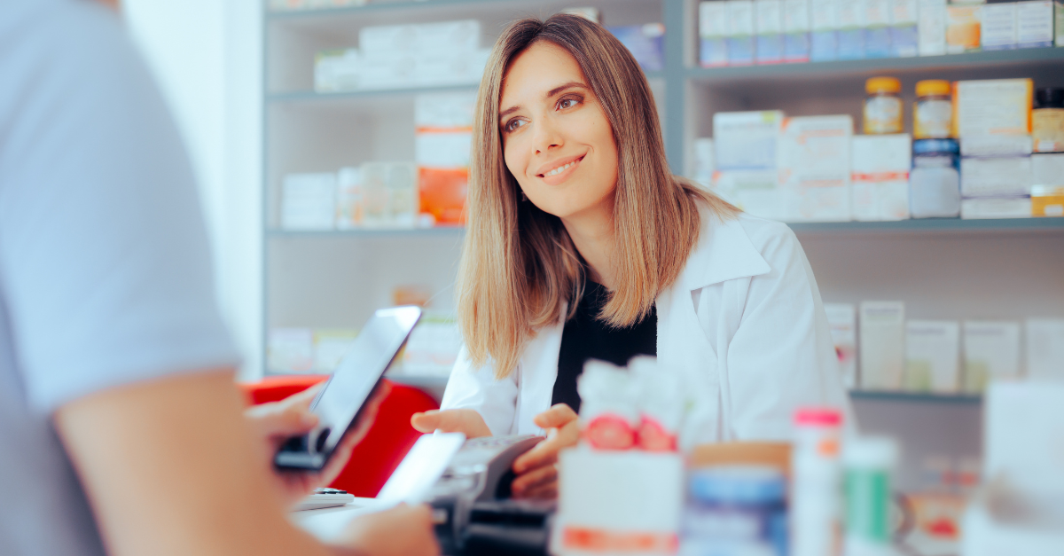 Farmacéutico atendiendo a un cliente en el mostrador