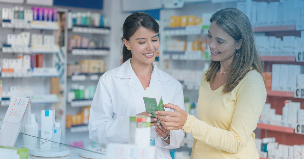 Farmacéutico ayudando a un cliente 