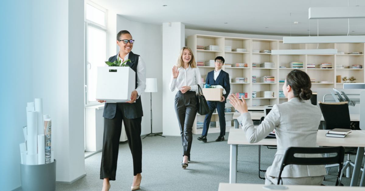 Empleados que vuelven a una oficina y son recibidos por un compañero de trabajo 