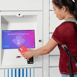 Estudiante utilizando taquilla inteligente con teléfono Estudiante utilizando taquilla inteligente con teléfono