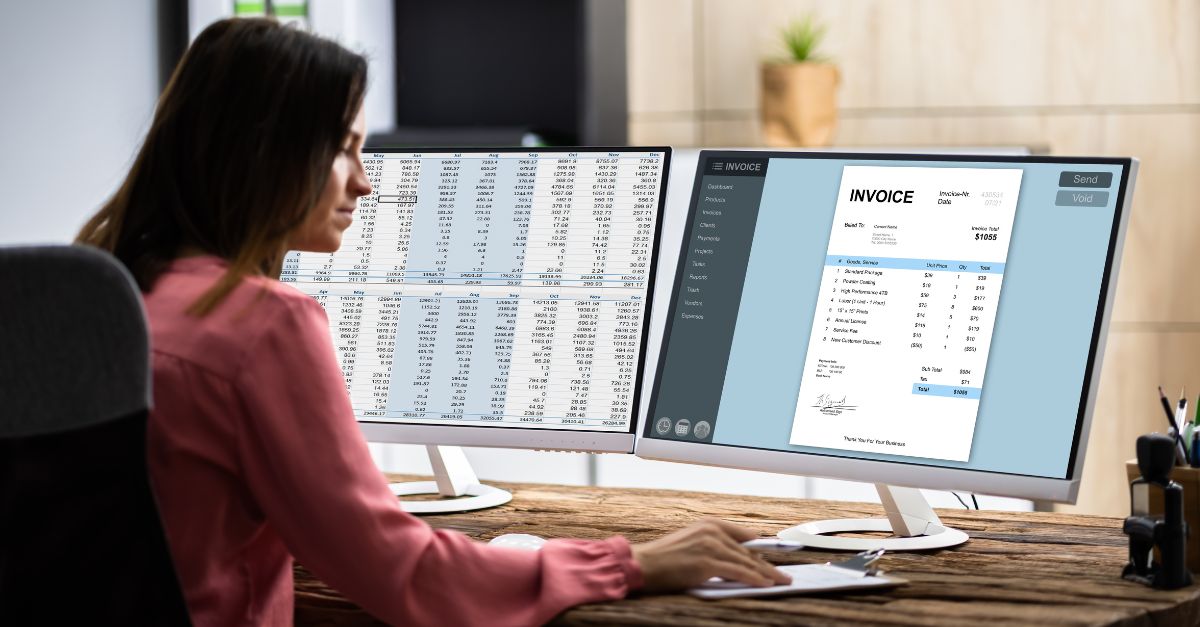 Empleado de contabilidad viendo una factura en el ordenador