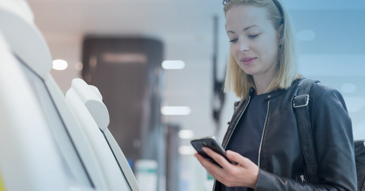 Mujer al teléfono utilizando una máquina ITM