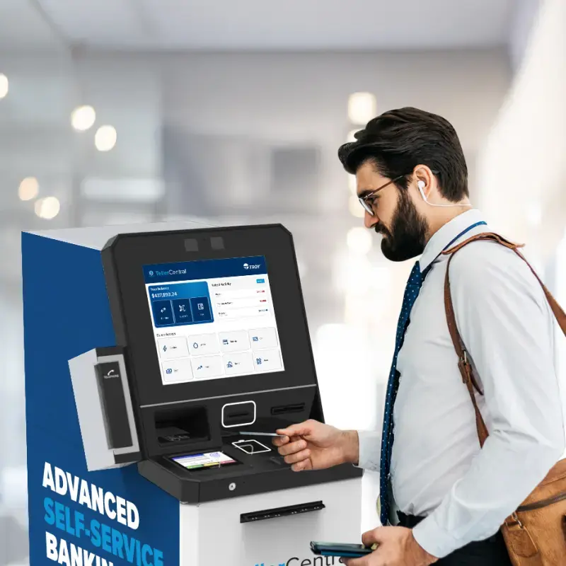 Un hombre utiliza el autoservicio TellerCentral para imprimir una tarjeta bancaria