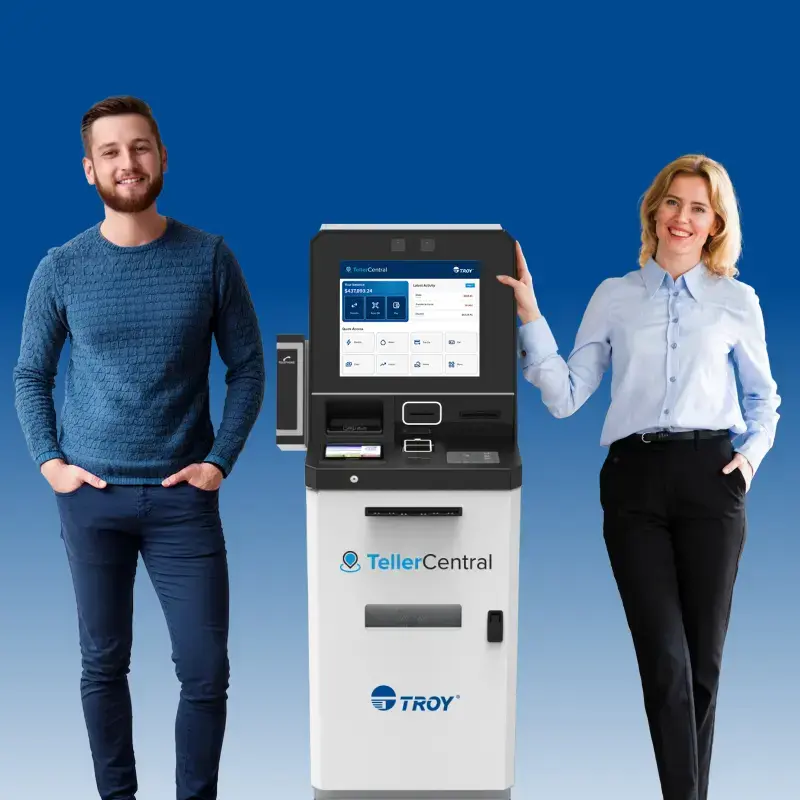 Dos personas delante de un quiosco de autoservicio